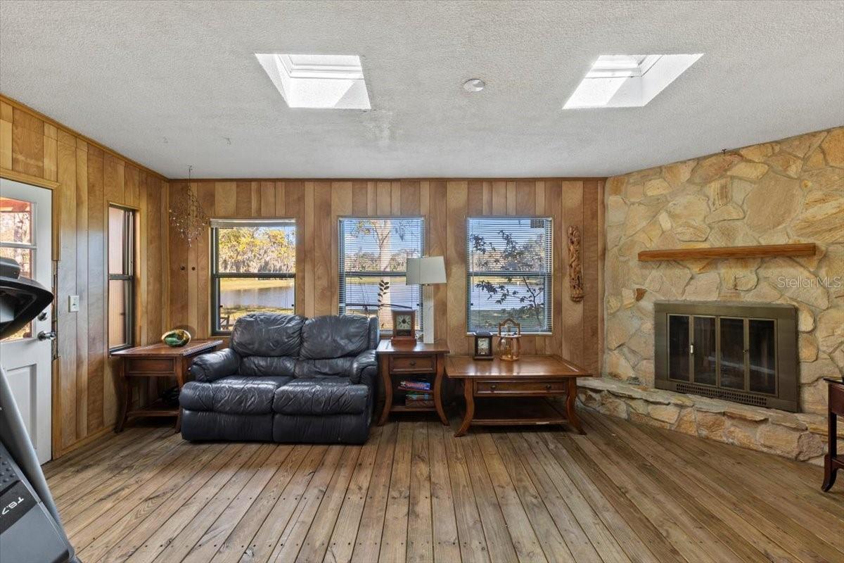 RIVIERA OAKS - Residential