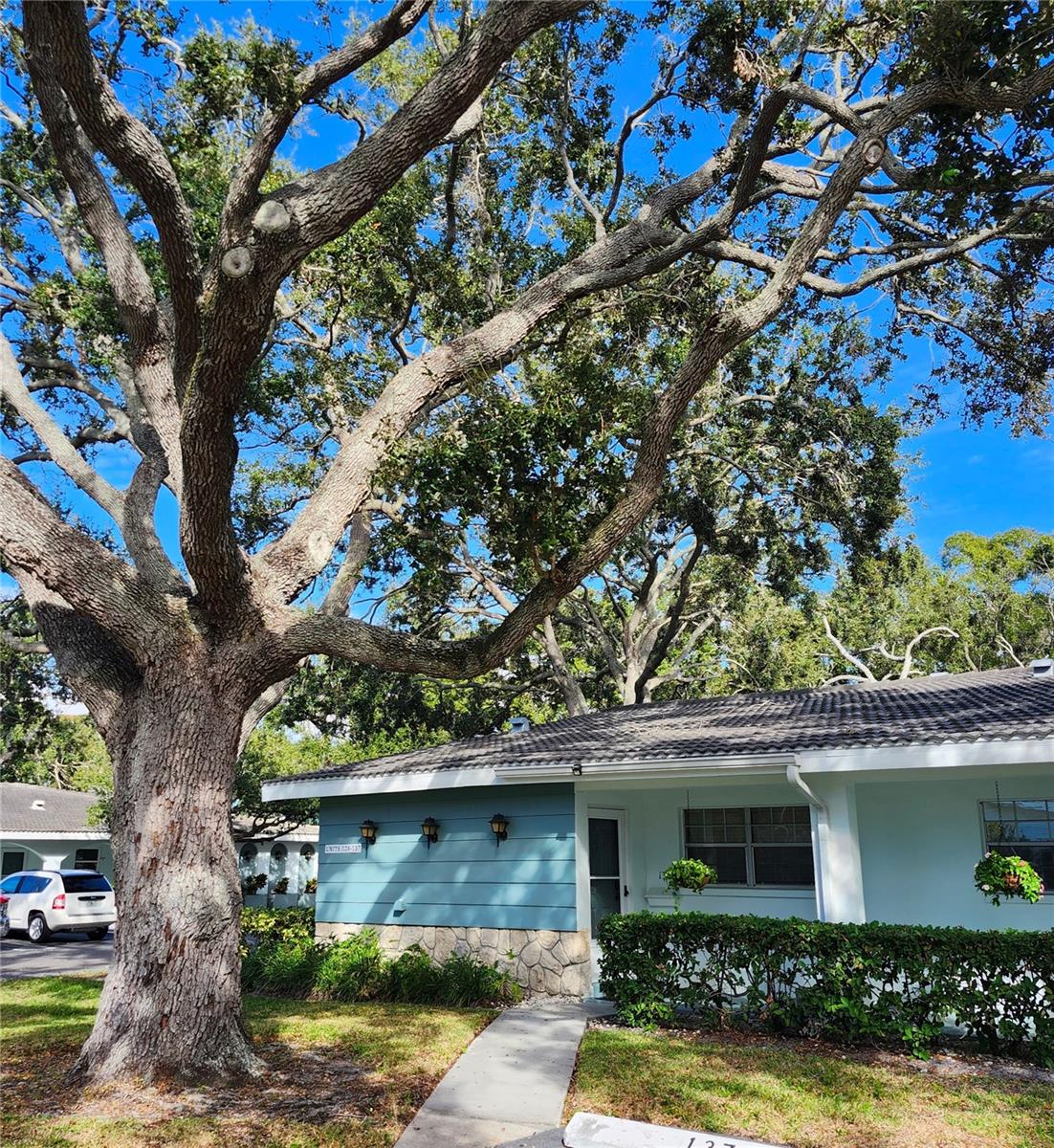 TWIN OAKS APTS - Residential