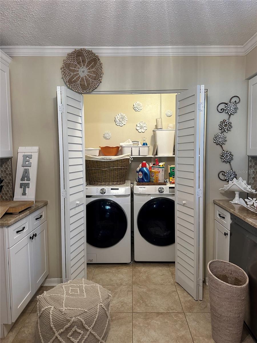 TWIN OAKS APTS - Residential