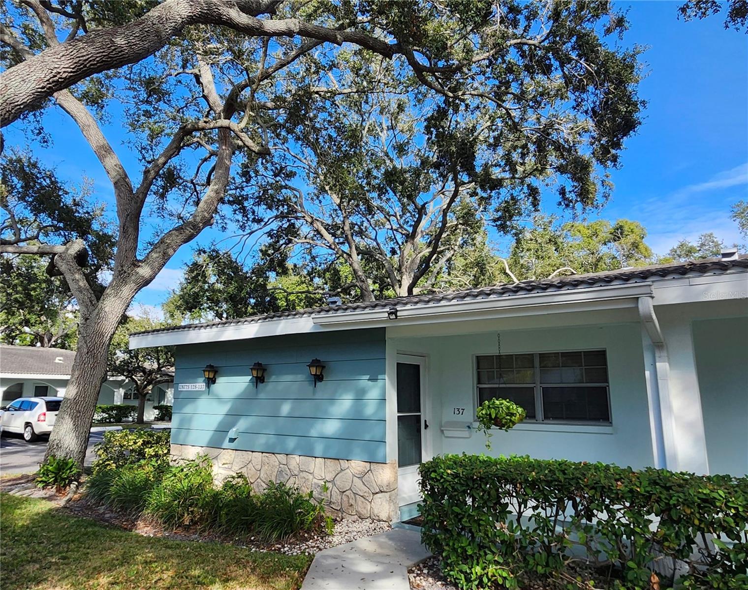 TWIN OAKS APTS - Residential