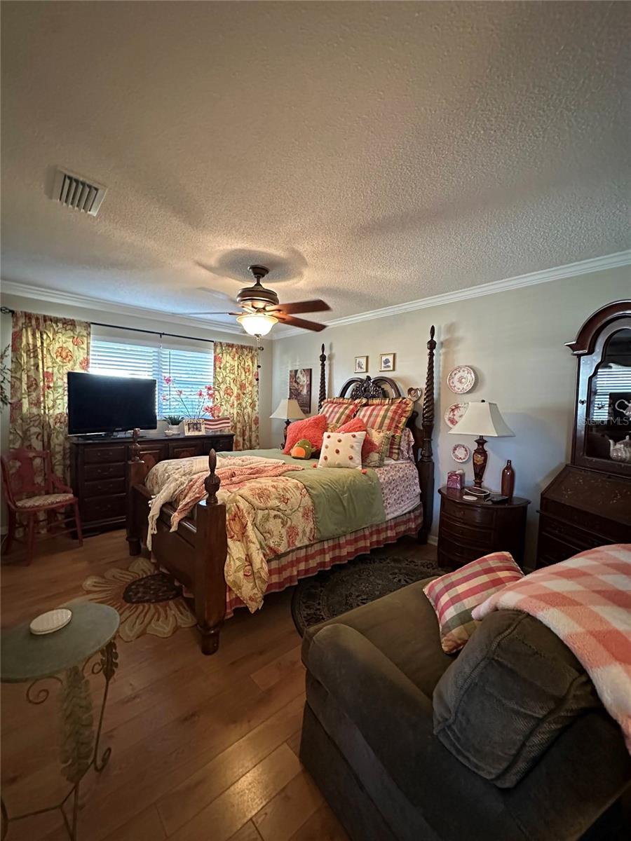 TWIN OAKS APTS - Residential