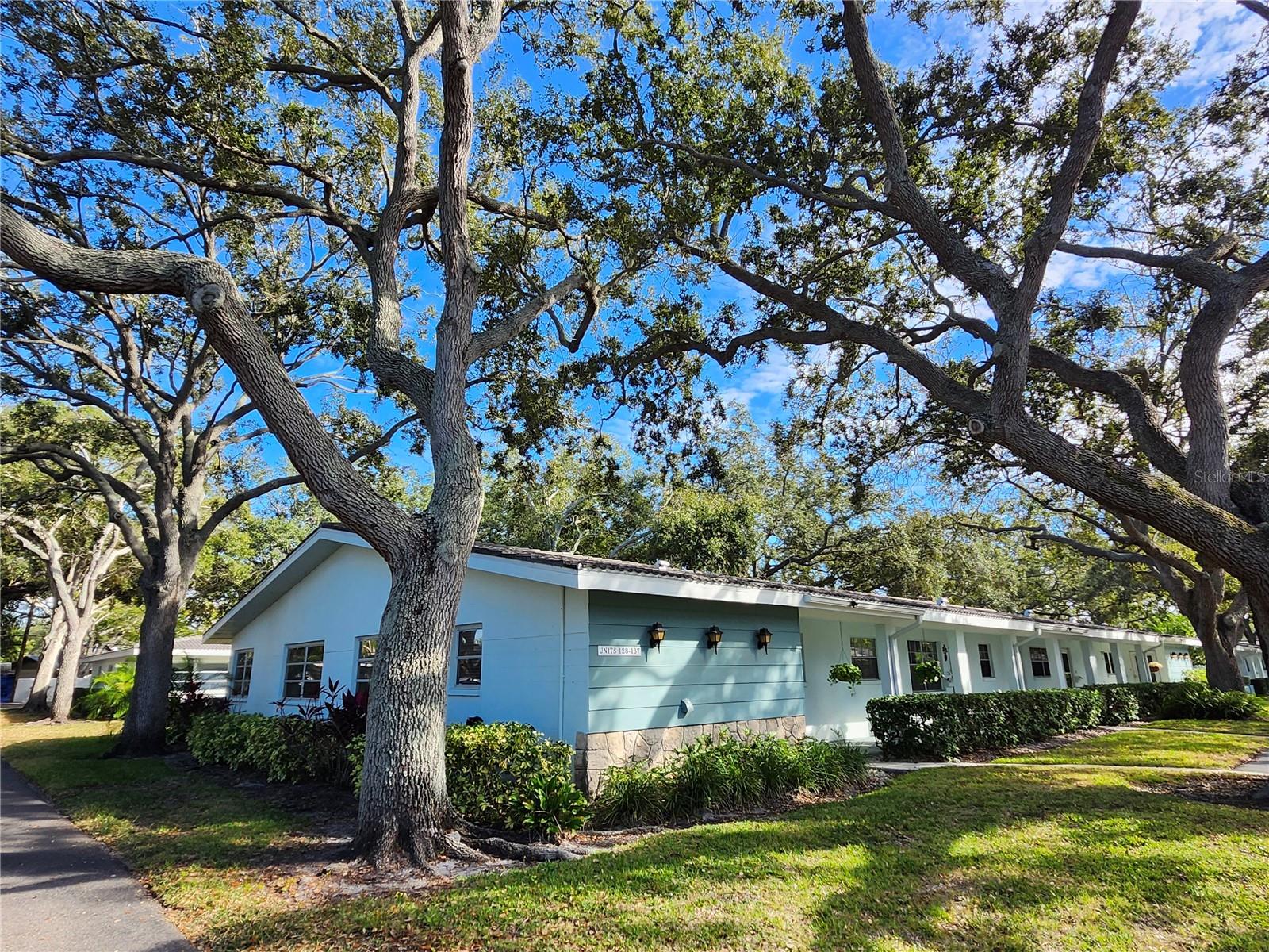 TWIN OAKS APTS - Residential