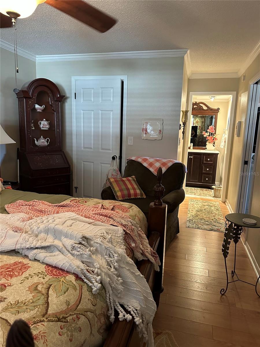 TWIN OAKS APTS - Residential