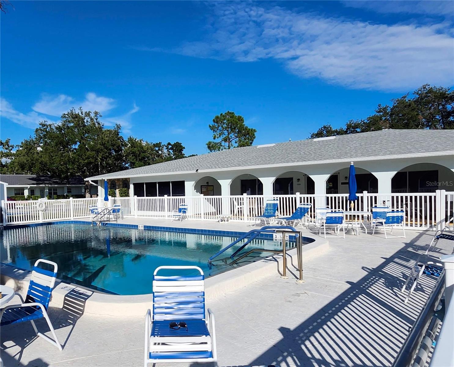 TWIN OAKS APTS - Residential