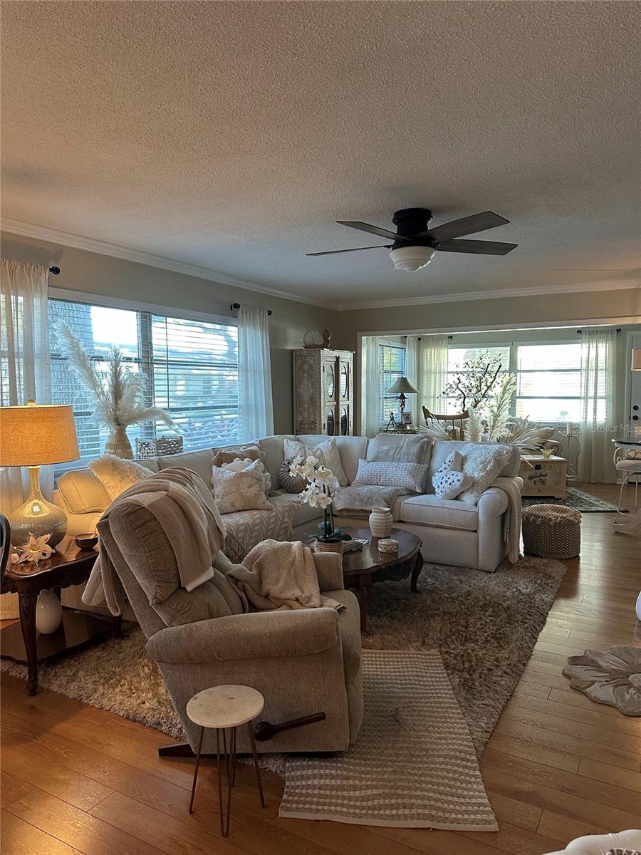 TWIN OAKS APTS - Residential