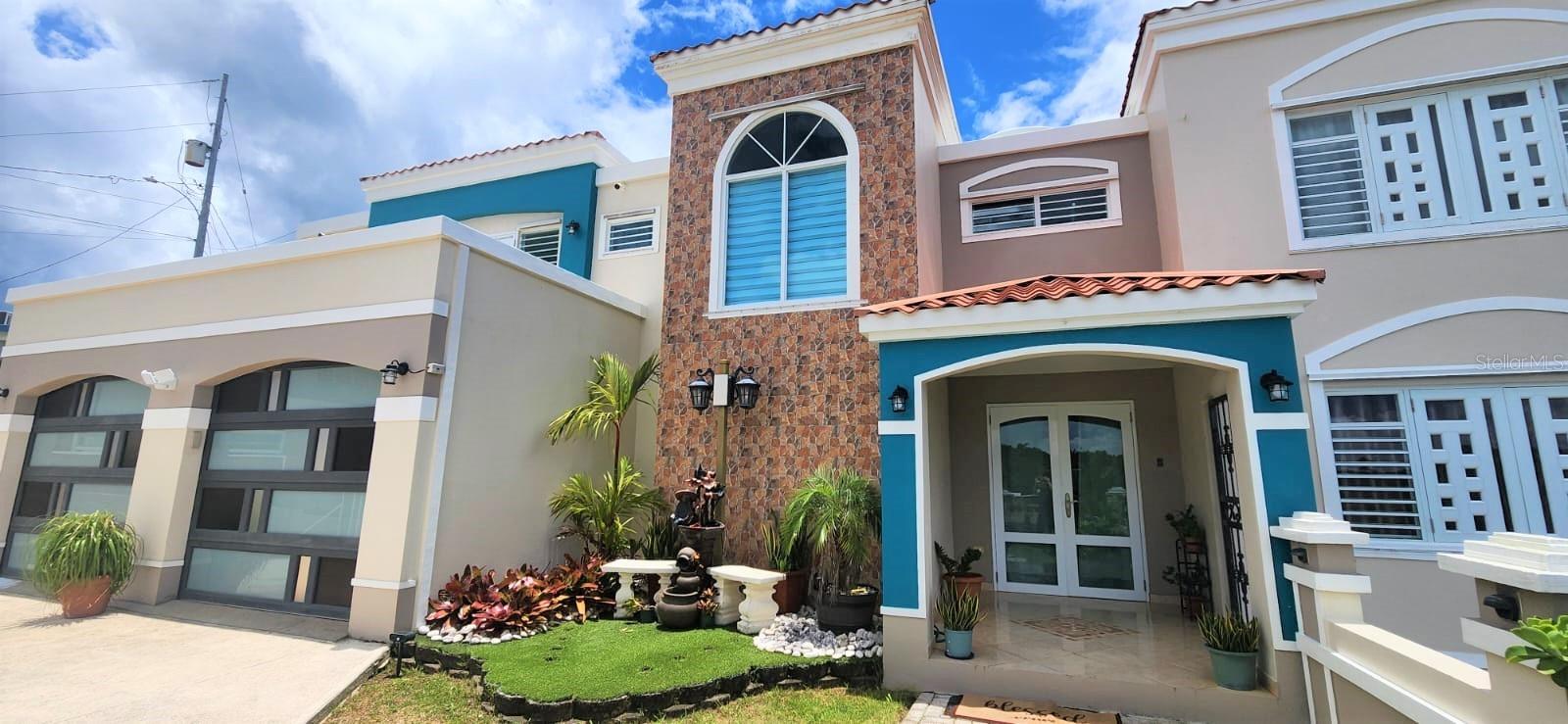 Beautiful property with a panoramic view of the mountains and the ocean, located in a quiet neighborhood in Bo. Negros, Corozal.
The home sits on a 1,001-square-meter lot (10,774.67 square feet) and features five (5) bedrooms, three and a half (3.5) bathrooms, a foyer, family room, a spacious and modern kitchen with granite countertops, dining room, living room, sitting room, terrace, laundry room, double carport with storage area, balcony, and backyard.
The master bedroom is spacious and includes a large bathroom and a walk-in closet. From the master bedroom, you can access the terrace — a space that offers a breathtaking view and fresh air only found near the countryside.
The home is equipped with modern security doors and windows, mirrored closet doors, and the roof has been sealed with Danosa liquid sealant (Danosa emulsion).
The sale includes a fully paid solar panel system, offering 6 kilowatts and an 18-kilowatt backup battery, three inverter air conditioning units (two 18,000 BTU units and one 30,000 BTU unit), two ceiling fans, a smart lighting and fan control system, a 600-gallon water cistern, a 20-gallon electric water heater, aluminum storm shutters, electric oven, professional five-burner stove, stainless steel ceiling-mounted range hood, telescopic downdraft extractor on the kitchen island, inverter stainless steel refrigerator, dishwasher, and a four-chair dining set. Don’t miss the opportunity to make this spectacular house your new home!