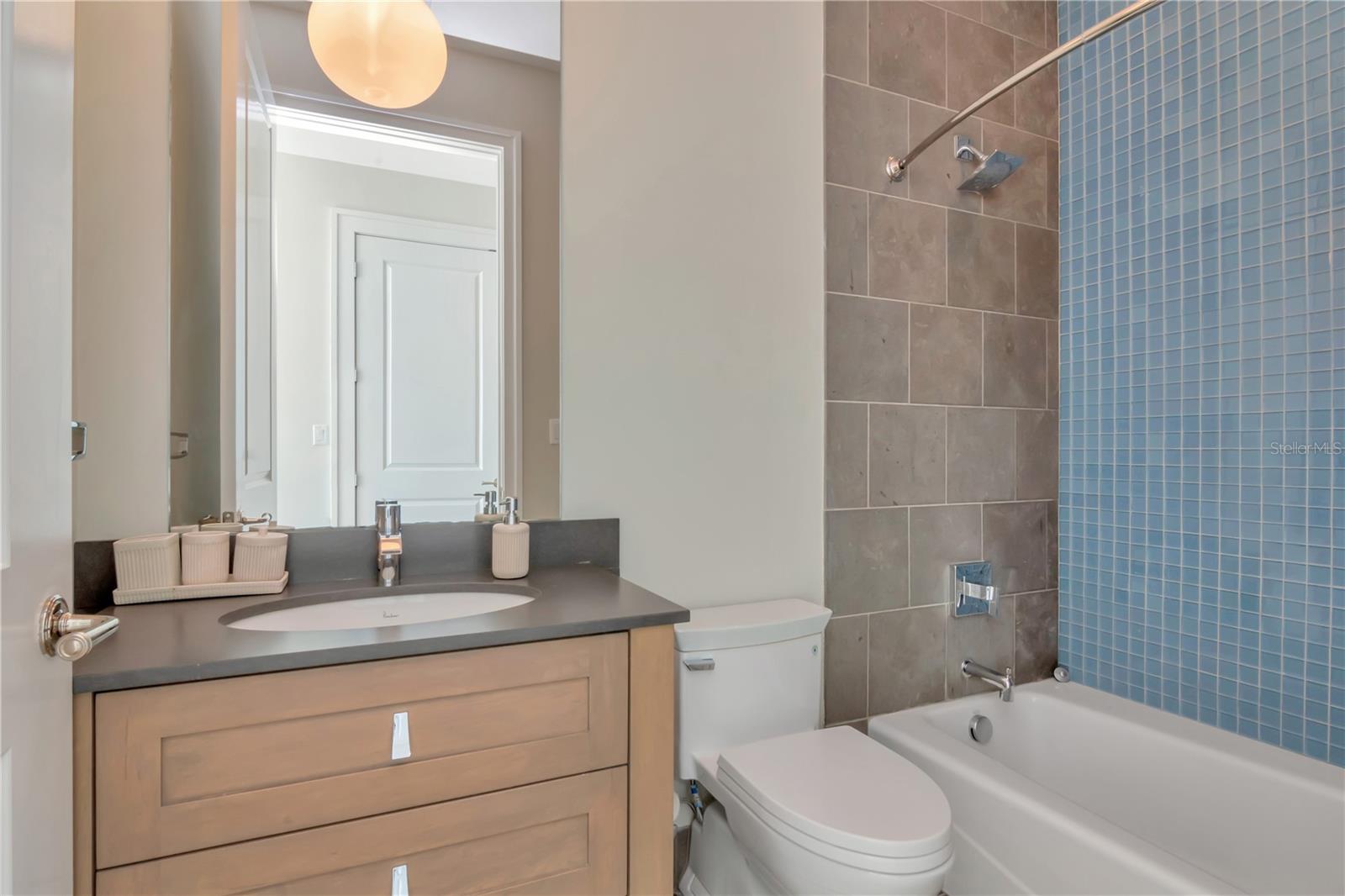 THE PLAZA HARBOUR ISLAND A CON - Residential