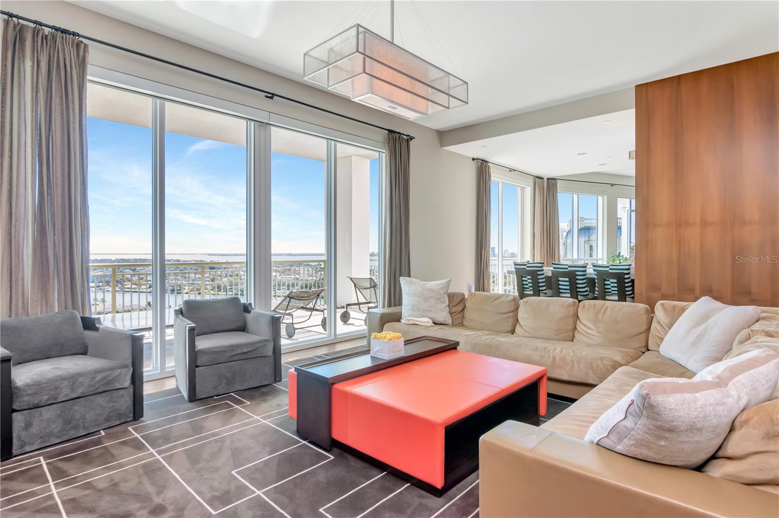 THE PLAZA HARBOUR ISLAND A CON - Residential