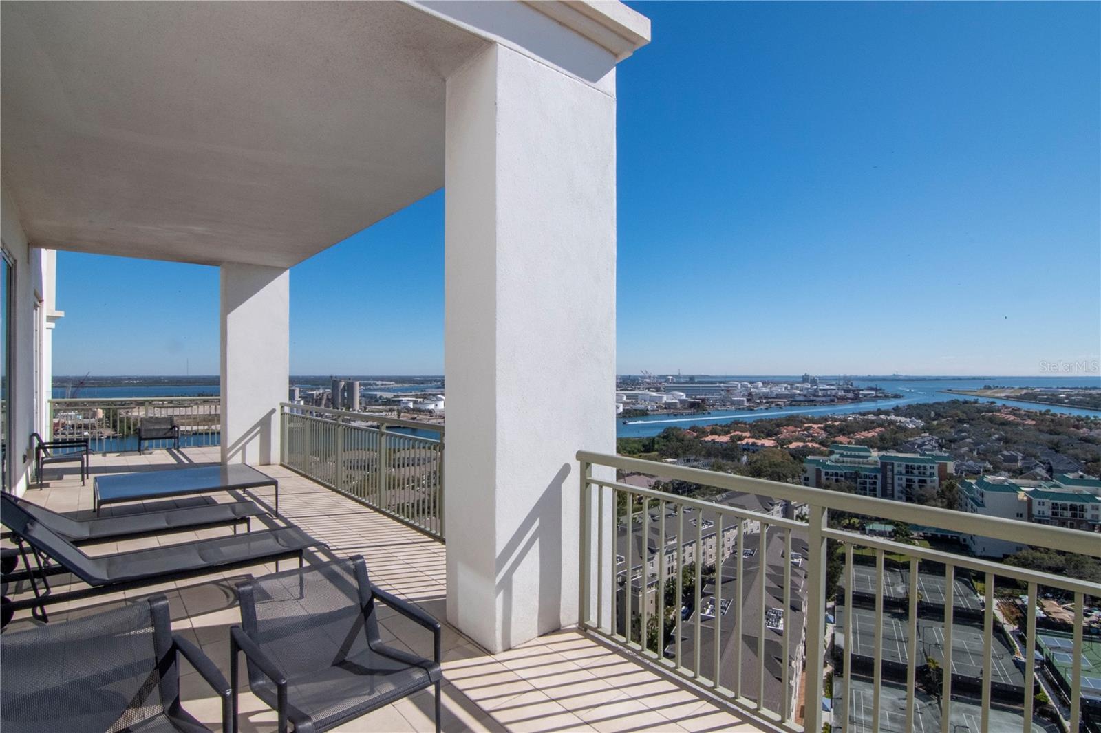 THE PLAZA HARBOUR ISLAND A CON - Residential