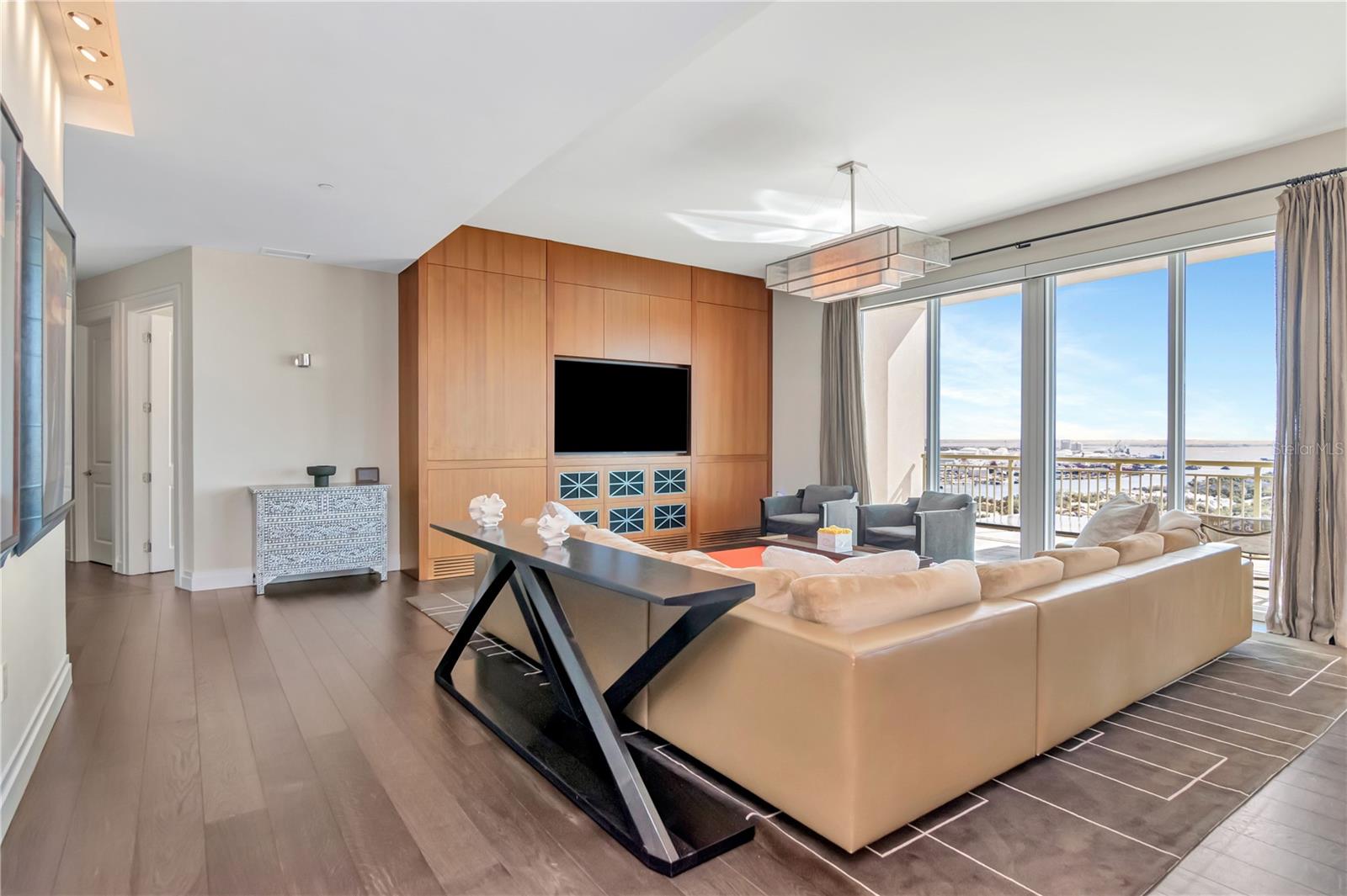 THE PLAZA HARBOUR ISLAND A CON - Residential