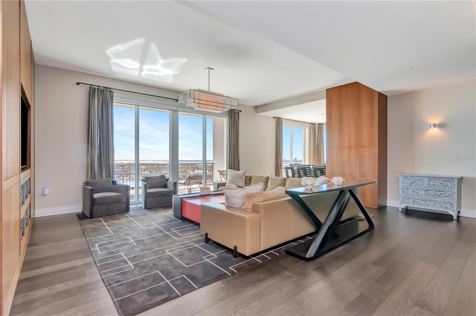 THE PLAZA HARBOUR ISLAND A CON - Residential