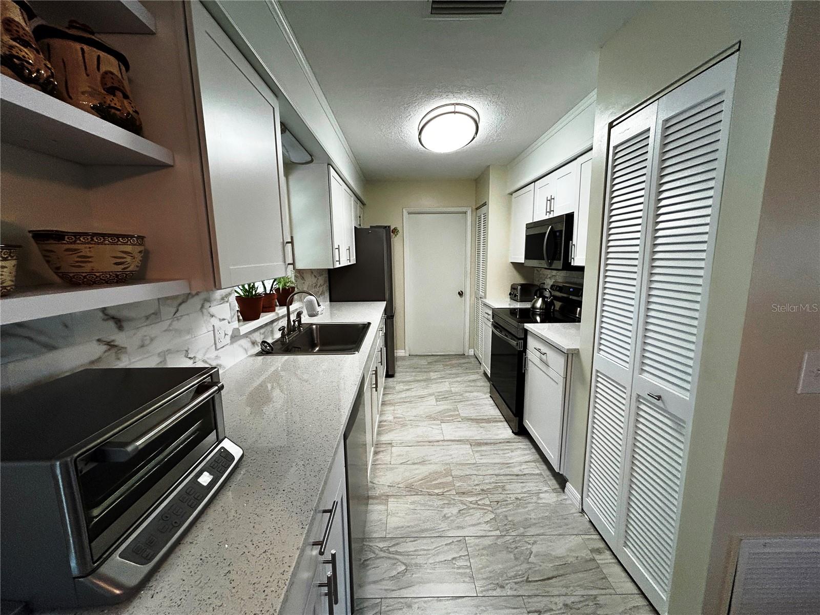 COUNTRY CLUB ESTATES - Residential