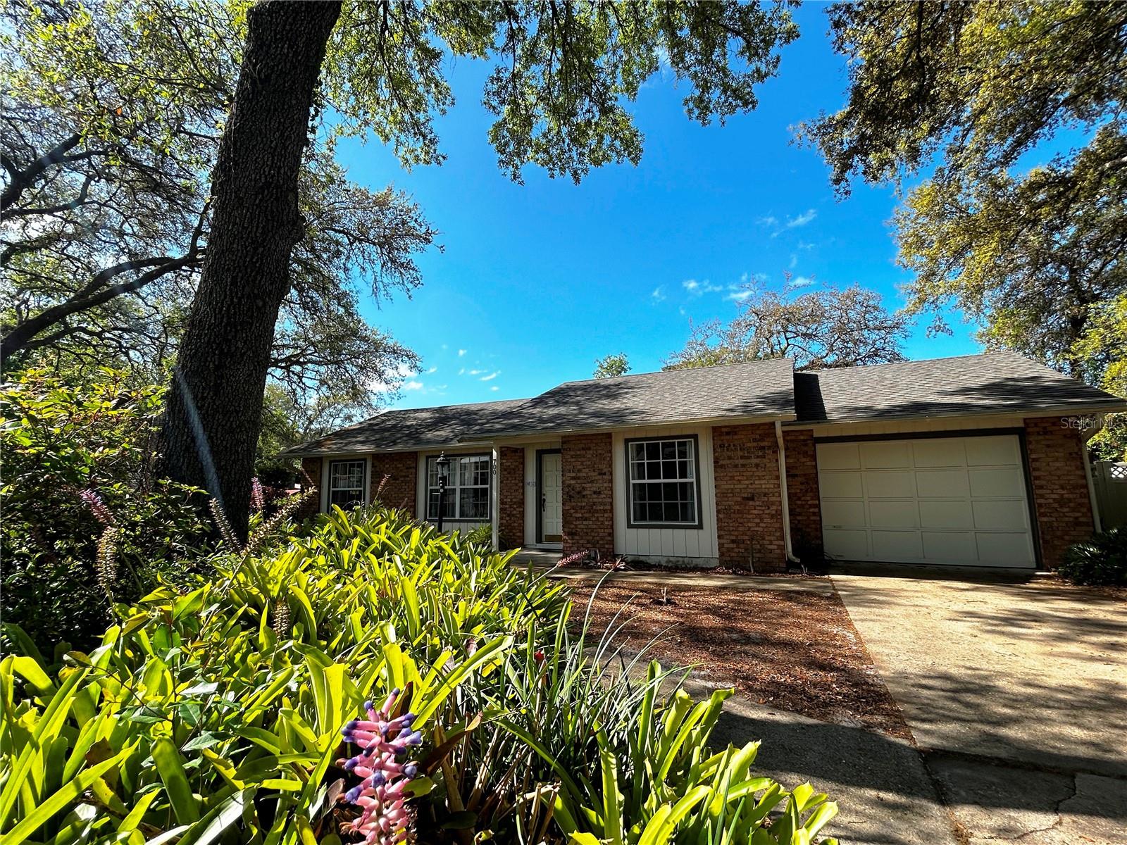 COUNTRY CLUB ESTATES - Residential