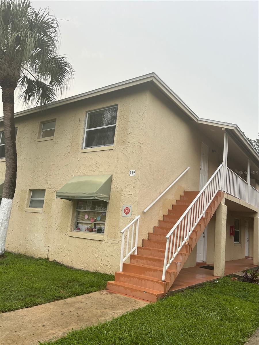 Palm Gardens condo offers 2 Bedrooms, 1 Bathroom and is conveniently located in the heart of St. Cloud, close to shopping plazas and public transportation. Upgrades include tile and laminate flooring throughout, stainless appliances, and updated bathroom. Use for your permanent residence, or Long-Term Lease. Disclosure: Seller is a licensed FL Real Estate Agent.