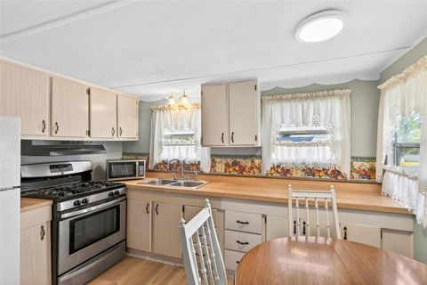 Tiny photo for 684 Cindi Avenue, Leesburg, FL 34788 (MLS # V4946373)