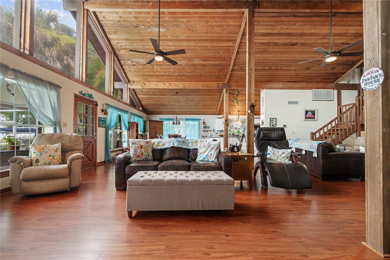 285 LAKEVIEW DRIVE
