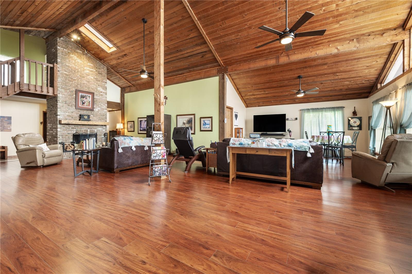 285 LAKEVIEW DRIVE