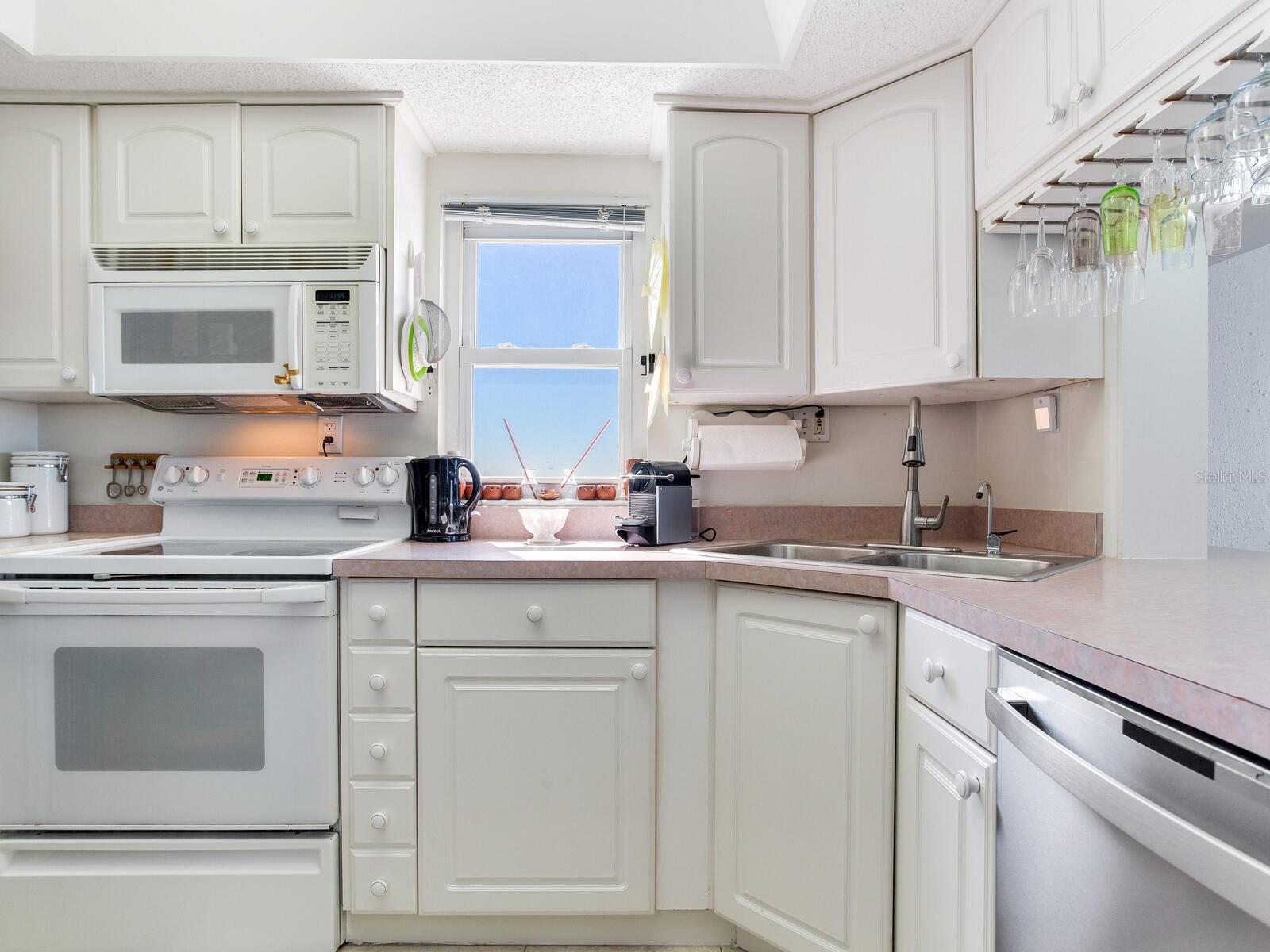 TAHITIAN TOWERS CONDO - Residential