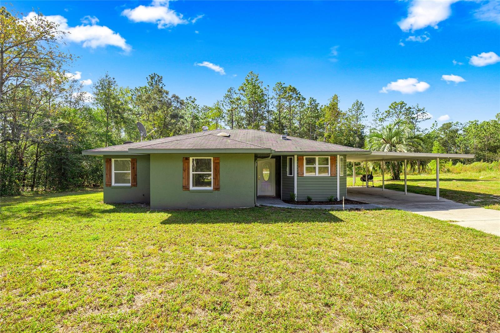 Beautifully Remodeled 3/2 Home on 1 Acre in Dunnellon – Priced Under $220K!
This is the one you’ve been waiting for! Nestled on a spacious 1-acre lot in peaceful Dunnellon, FL, this newly remodeled 3-bedroom, 2-bathroom home has it all — and at a price that’s hard to beat. With brand new flooring throughout, updated bathrooms, and a completely modernized kitchen featuring new appliances, this move-in ready home combines comfort, style, and value.
Rest easy knowing the seller is offering up to $500 toward a home warranty for added peace of mind for AC, Water heater, and all kitchen appliances.
Whether you're a first-time homebuyer, downsizing, or looking for a solid investment, this property offers unbeatable value in today’s market. You simply won’t find a better-priced home with this level of upgrades and land.
