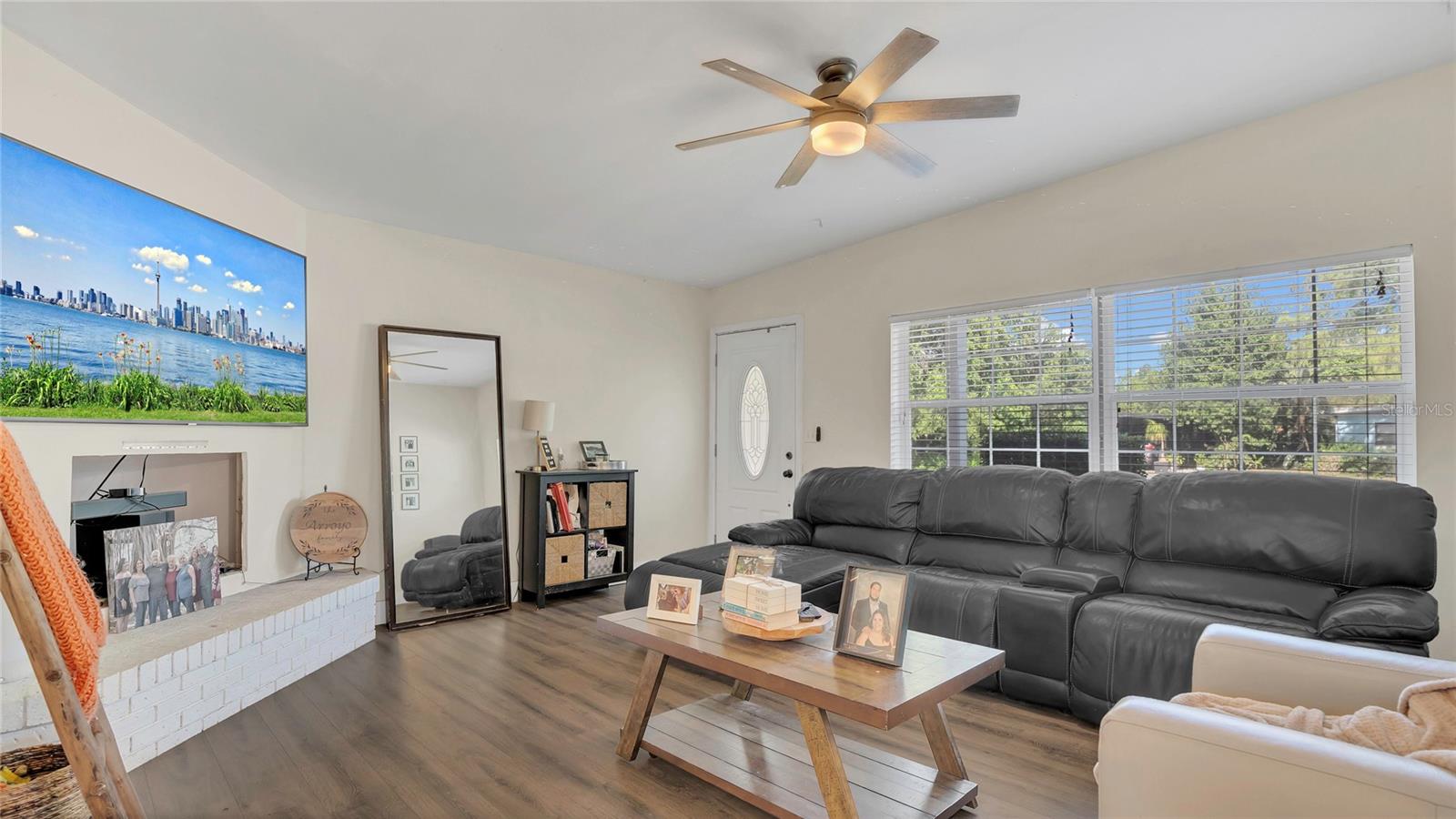 132 W LAUREN COURT