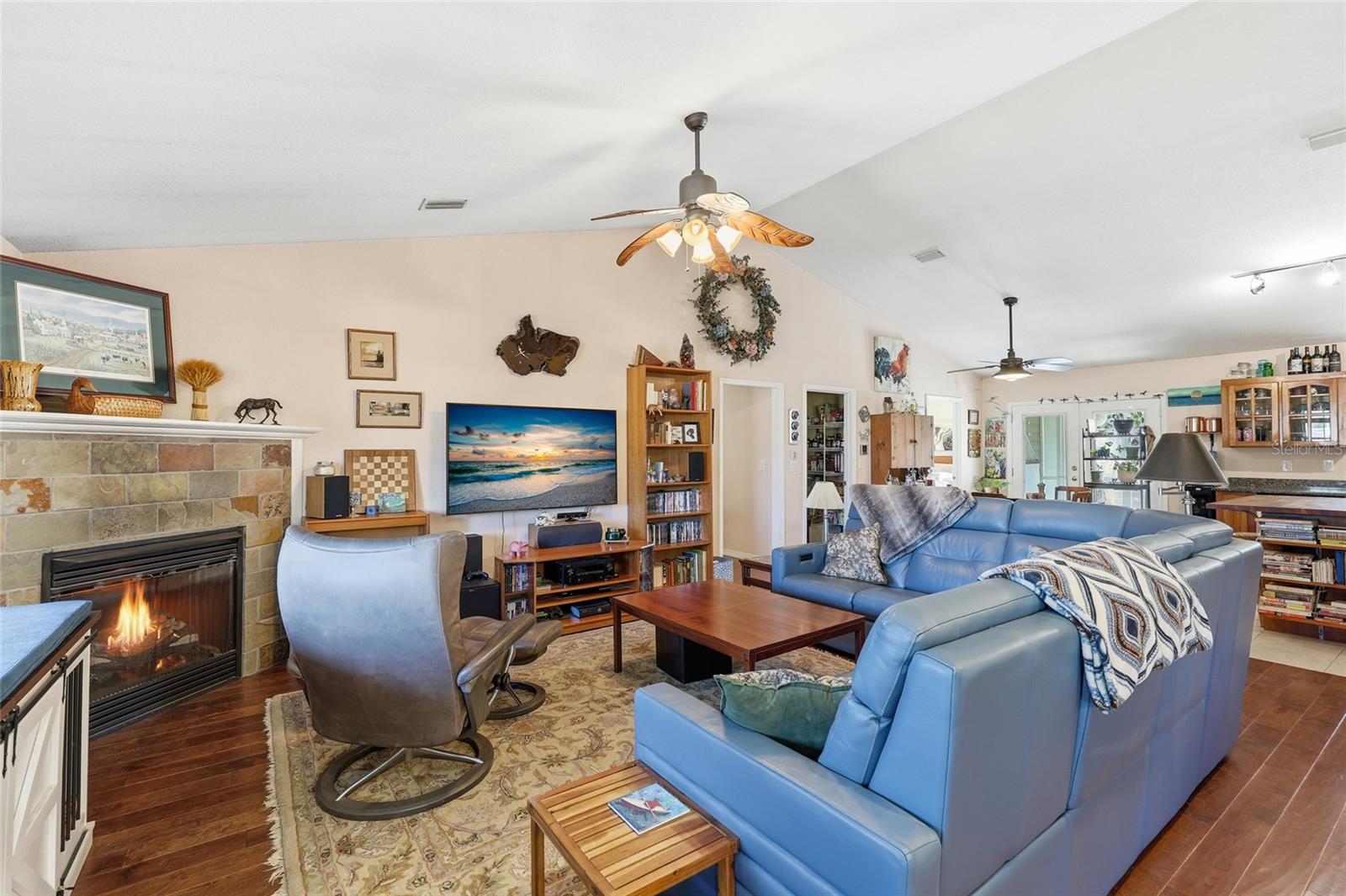 ROLLING HILLS - Residential