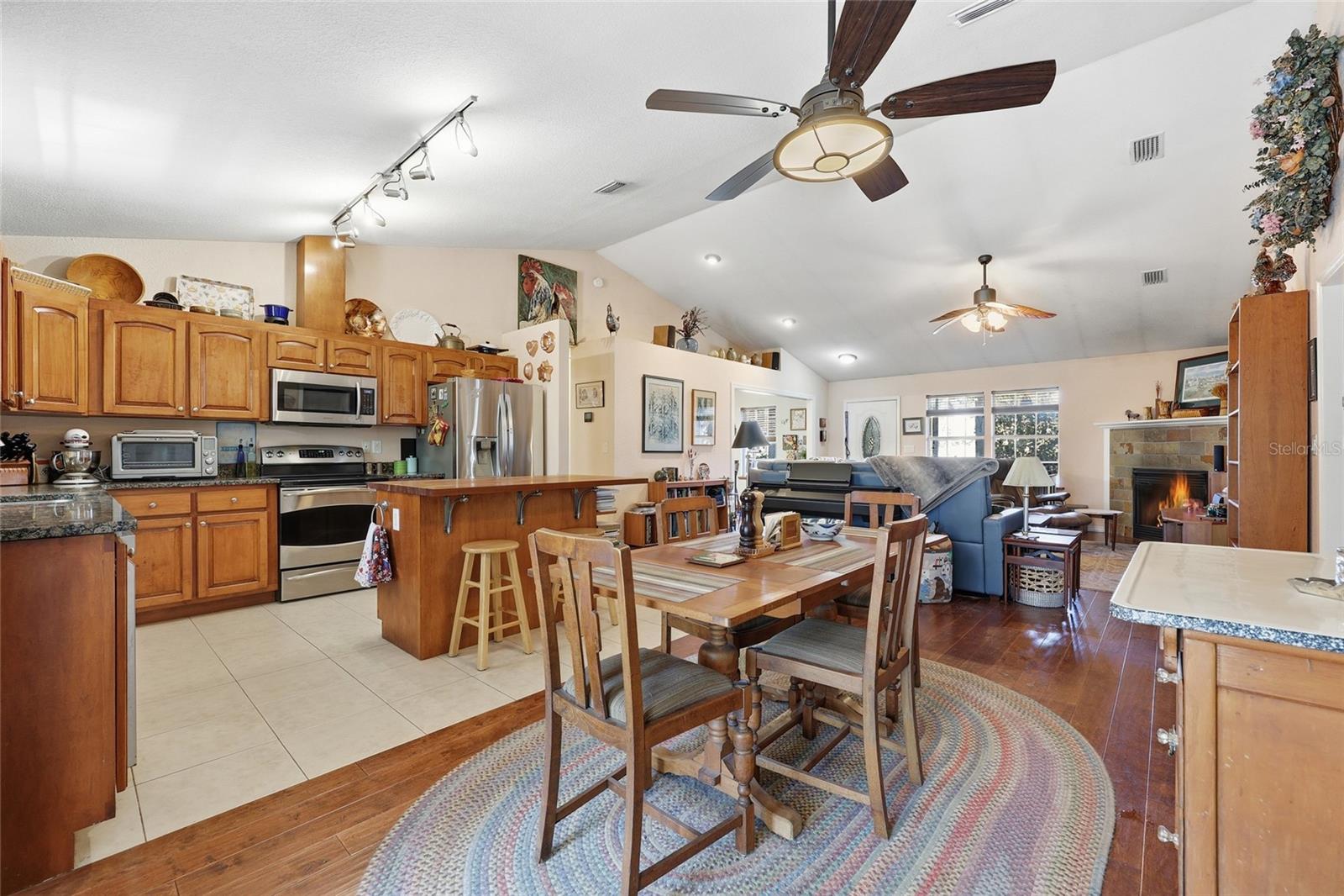 ROLLING HILLS - Residential