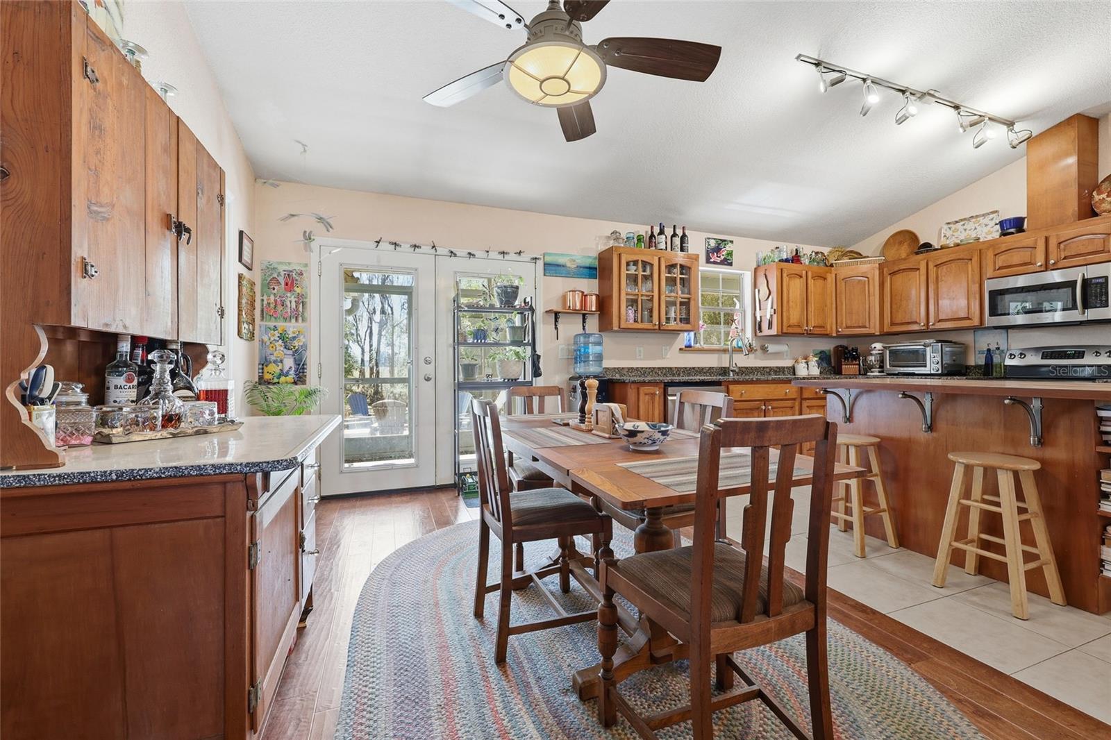 ROLLING HILLS - Residential