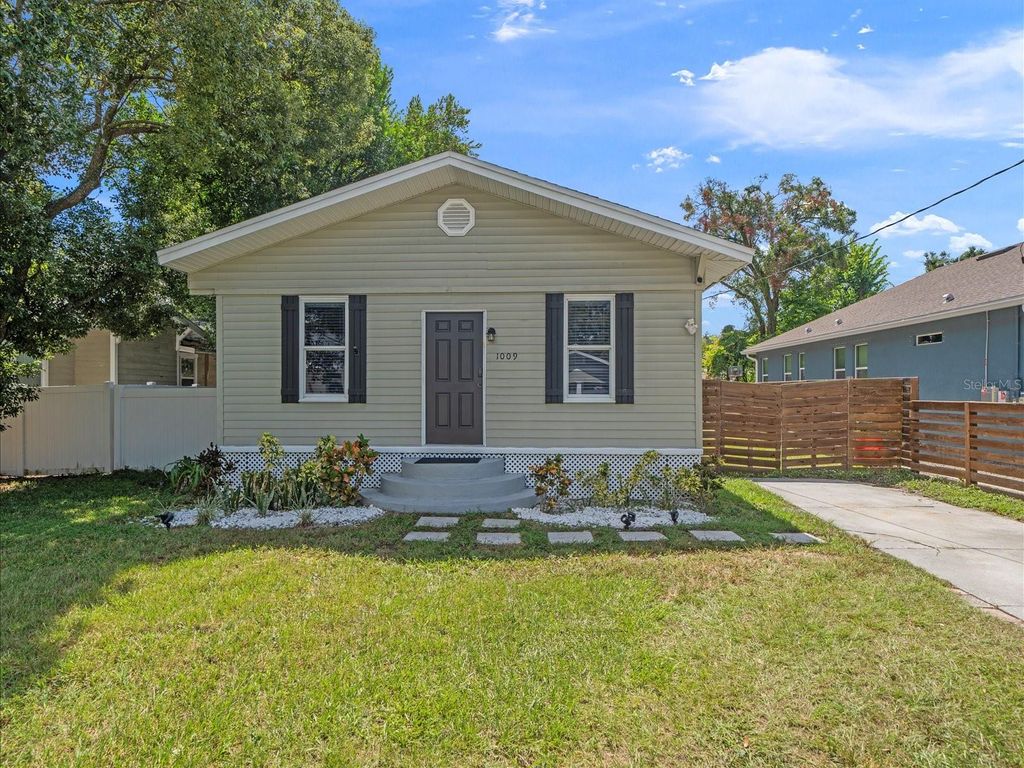 Photo of 1009 E Curtis Street, Tampa, FL 33603 (MLS # TB8434242)