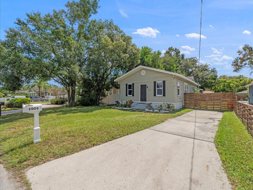 Photo of 1009 E Curtis Street, Tampa, FL 33603 (MLS # TB8434242)