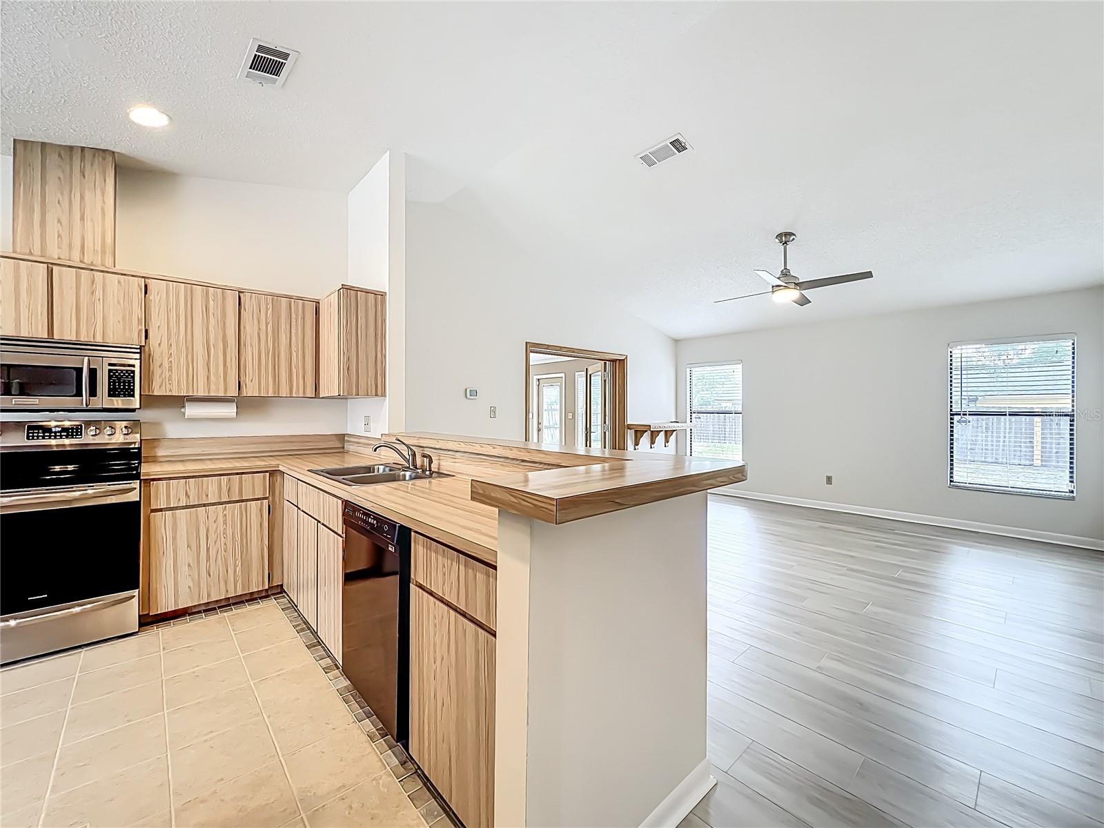 5452 HIGGINS WAY