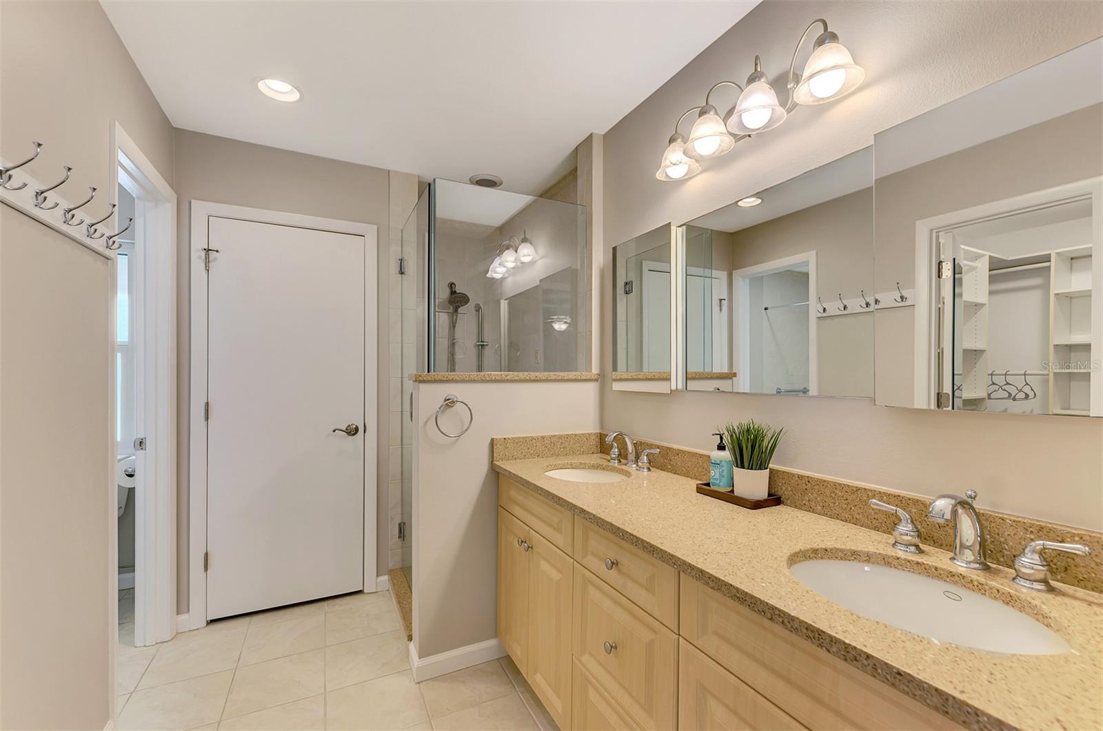 LAUREL HOLLOW - Residential