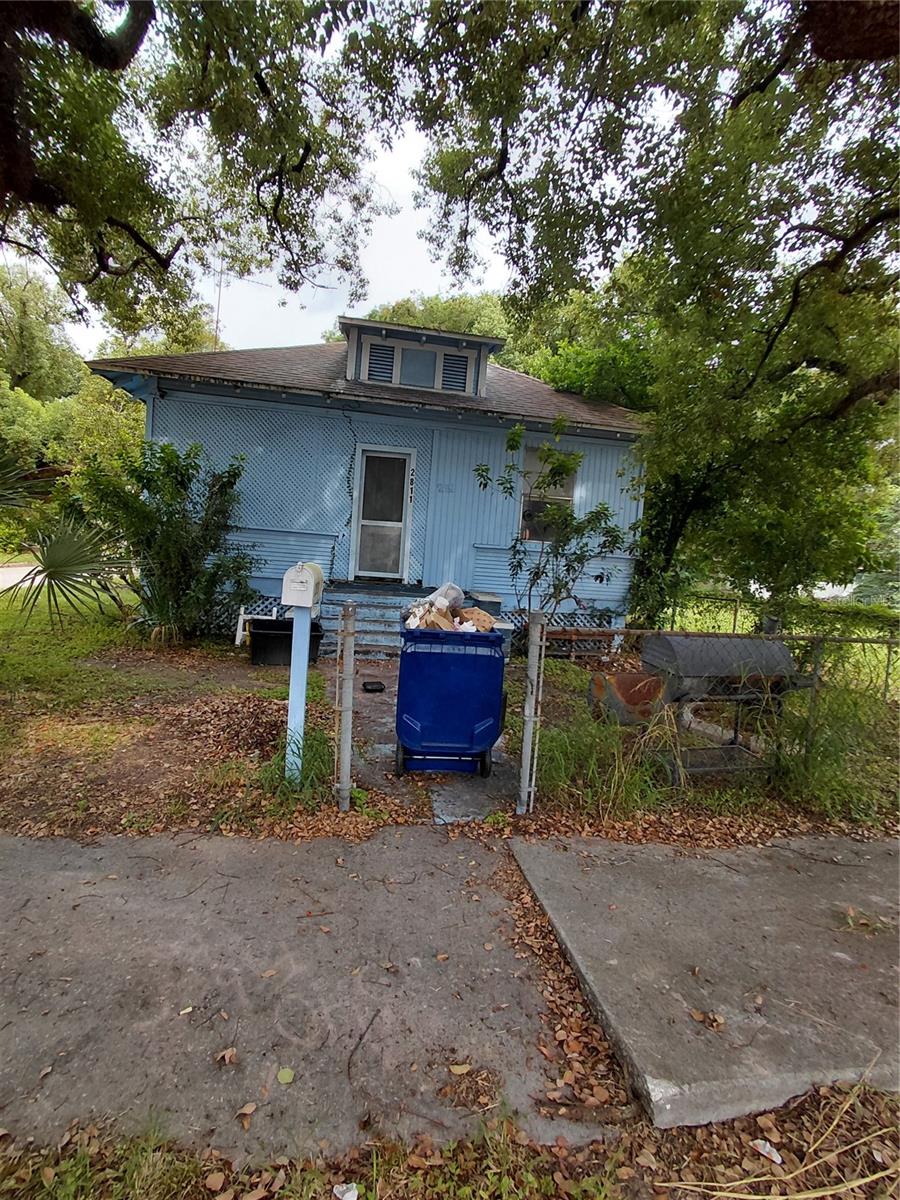 Welcome to 2811 N Taliaferro Ave — a charming 2-bed, 1-bath single family home in the heart of Ybor City, built in 1927. With ~964 sq. ft., this home blends vintage character and modern potential on an oversized lot (~6,600 sq. ft.). The mature landscaping and corner lot setting give extra curb appeal and privacy.
Classic architecture with original bones and details, ready for your personal touches.Well-laid out living space with Oversized lot gives room for outdoor enjoyment, garden, or expansion. Location Perks:Easy access to I-4 and major thoroughfares — commuting or heading downtown is quick and simple.
Located in Ybor City neighborhood — historic, vibrant, with rich culture, plenty of dining, nightlife, and entertainment nearby.
Close to public transit and just minutes from downtown Tampa.
Schools in the area include Washington Elementary (about 0.7 mi away),Madison Middle school (6 mi approx away), Middleton High School (approx. 1.9 mi)