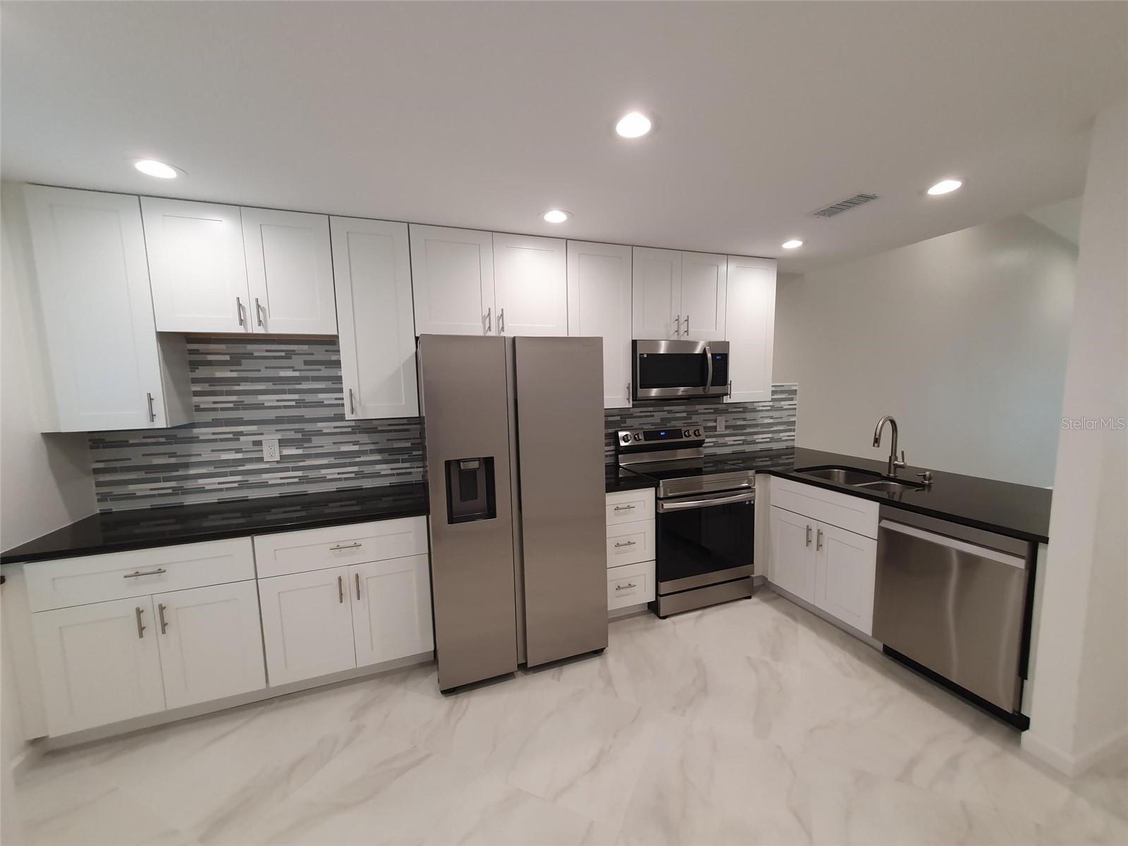 HIDDEN LAKE VILLAS - Residential Lease