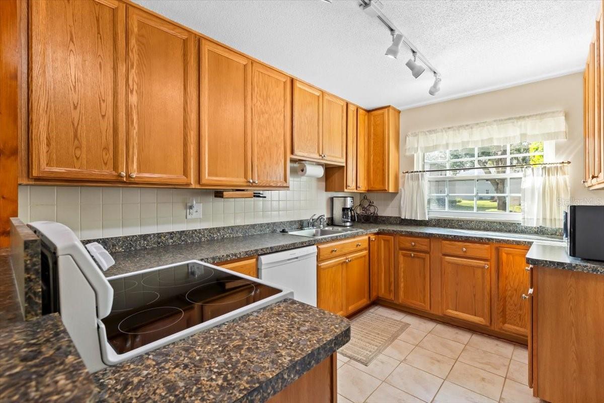 THOUSAND OAKS CONDO - Residential