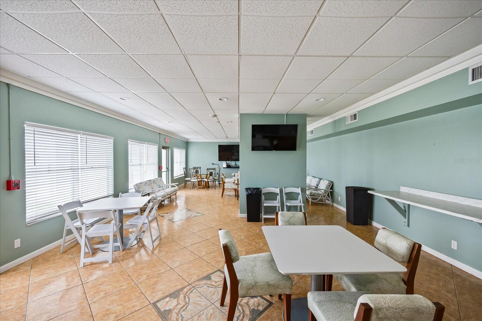 SKY HARBOUR CONDO APTS - Residential