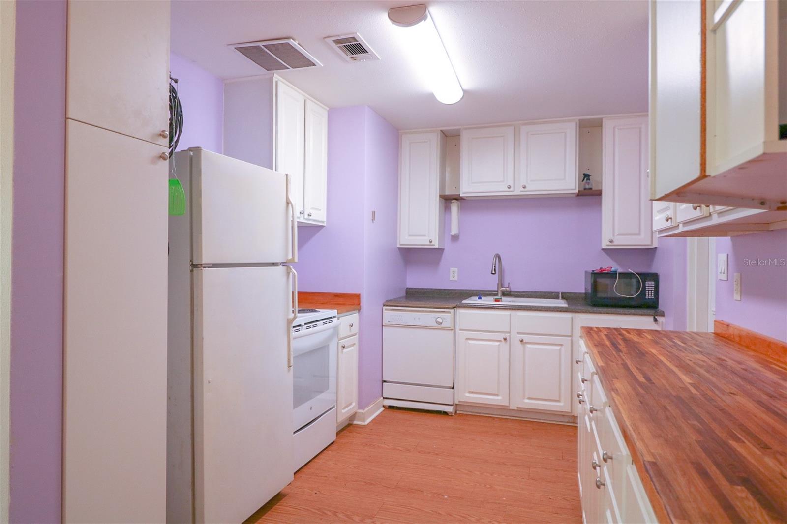 HIGHLAND COURT #4 - Residential Lease