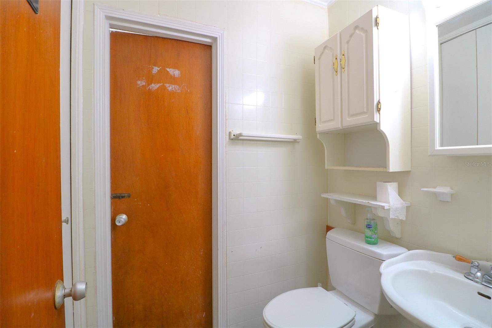 HIGHLAND COURT #4 - Residential Lease