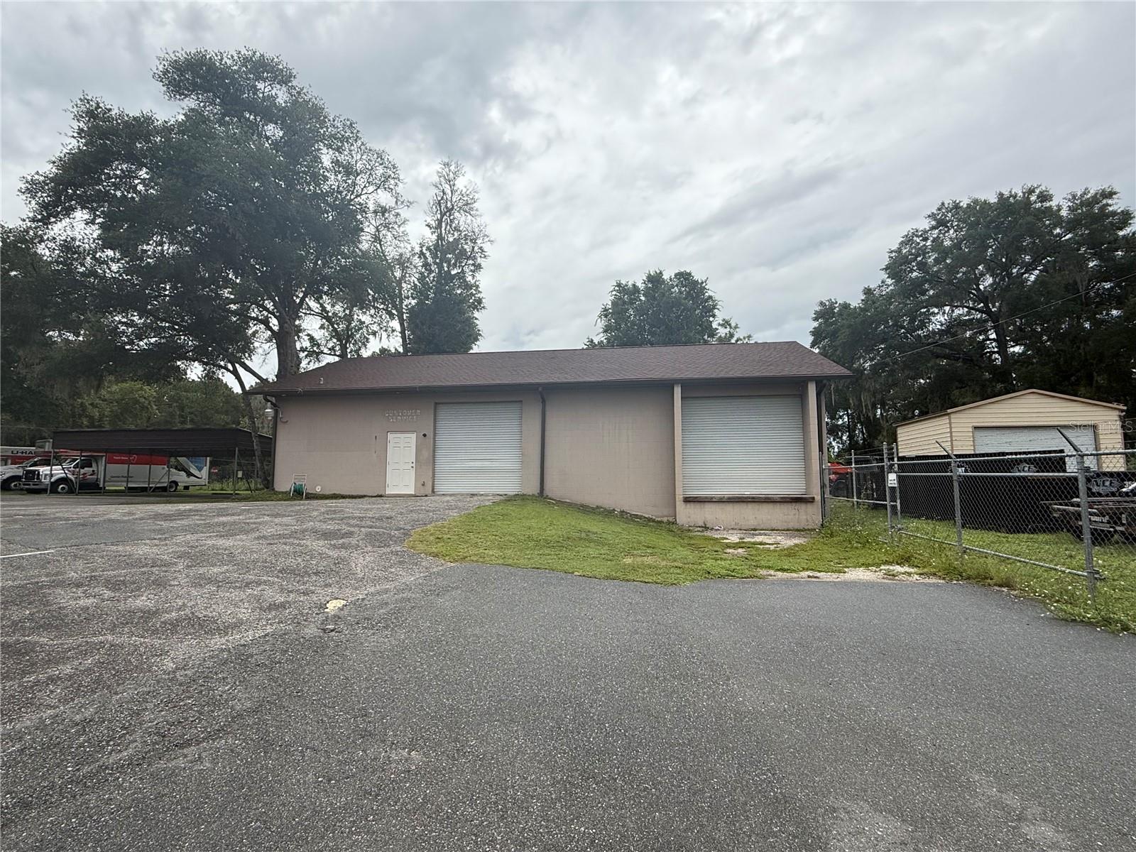2,124 SF Office/Warehouse building with B-5 zoning! Office space consists of 3 offices and 1 bathroom. Warehouse has 1 ground level door and 1 dock high door. Zoning allows for multiple business types and great set up for service businesses, contractors, etc. Well located on busy NE 36th Ave with easy proximity to shopping, food, etc.
*$1,750.00 Per Month plus $50.00 Per Month landscape fee for a total of $1,800.00 Per Month*