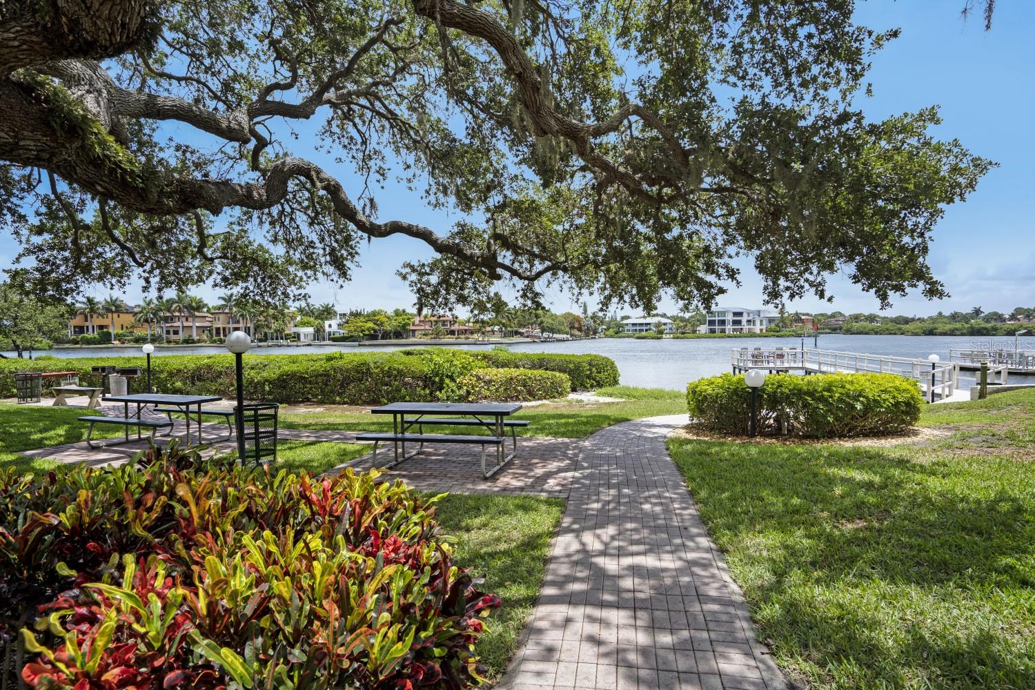 BAY OAKS - Residential