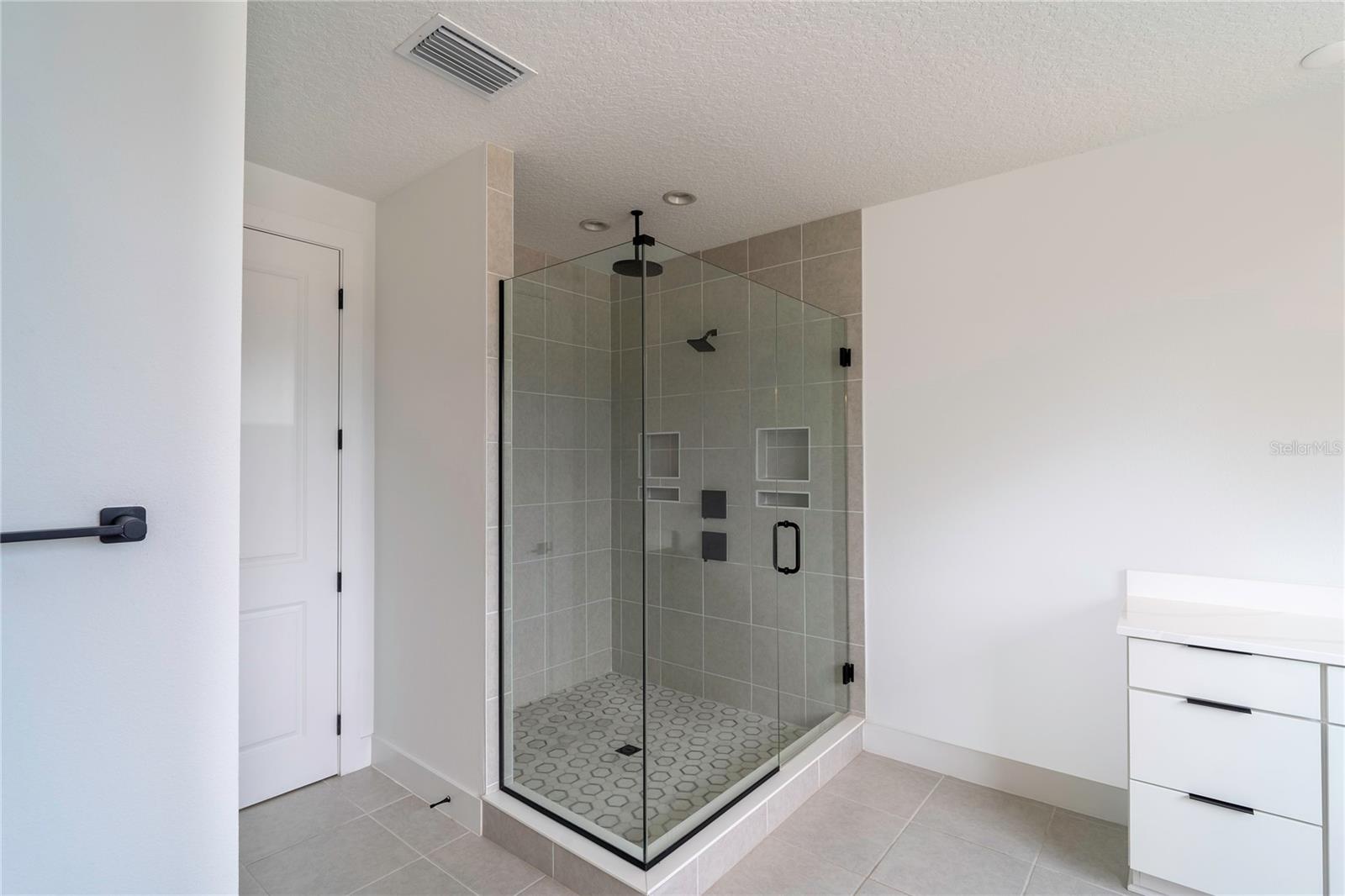 LAUREL POINTE PH 1 - Residential
