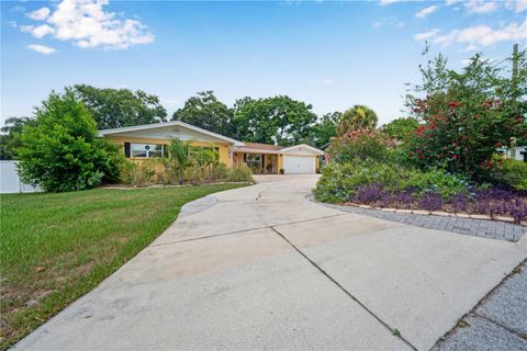 A home in WINTER HAVEN