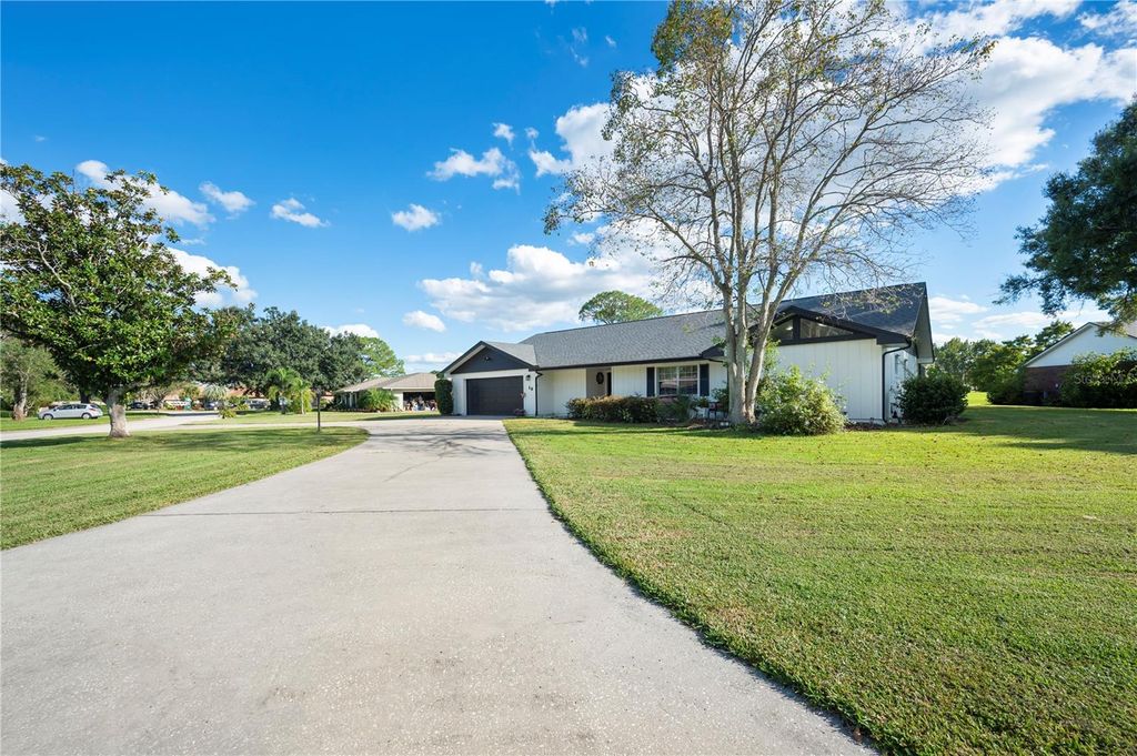 Photo of 10 Meadowlake Court, Winter Haven, FL 33884 (MLS # P4936722)