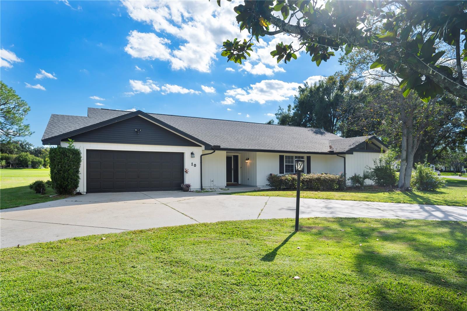 10 MEADOWLAKE COURT