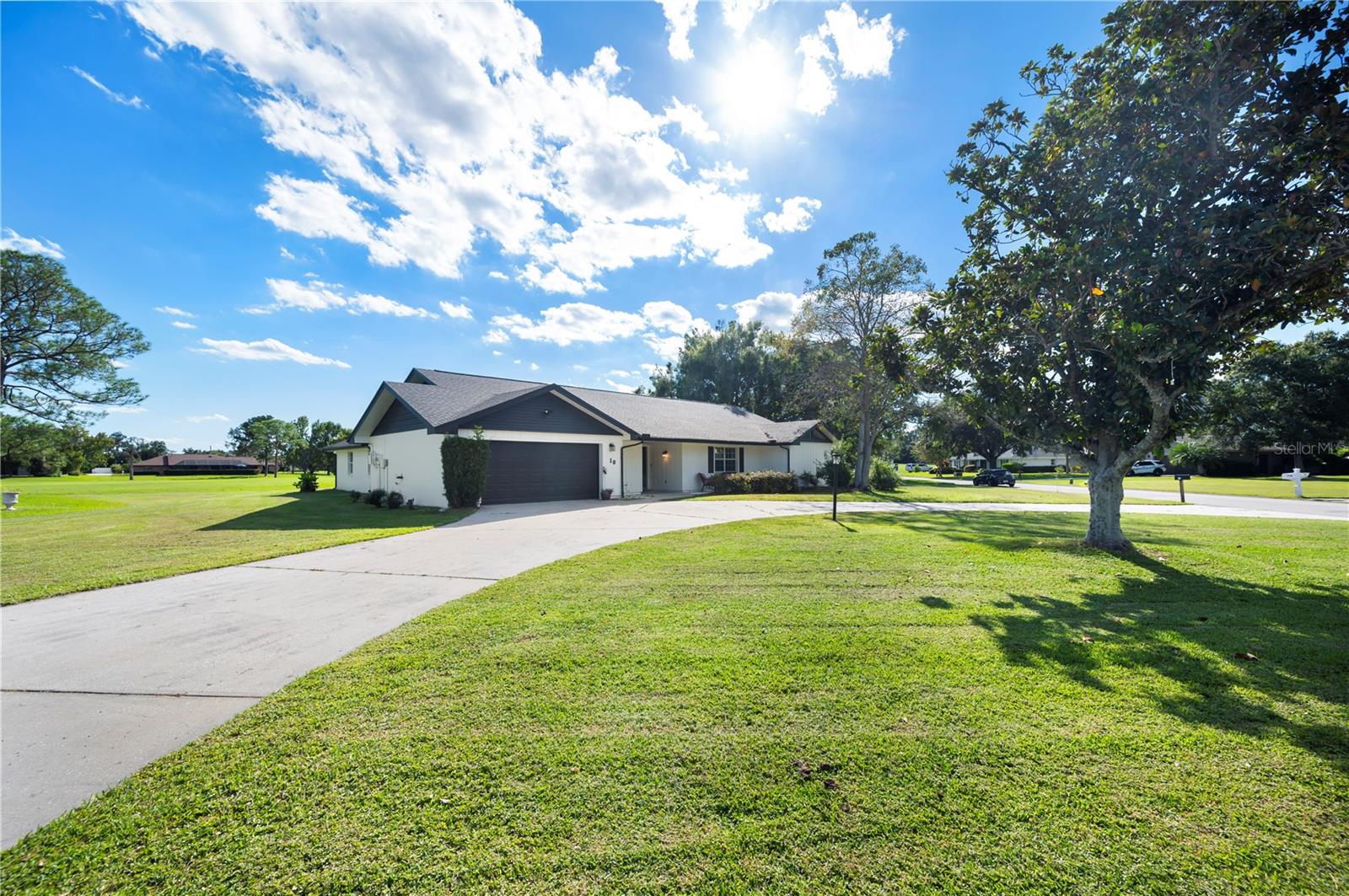10 MEADOWLAKE COURT