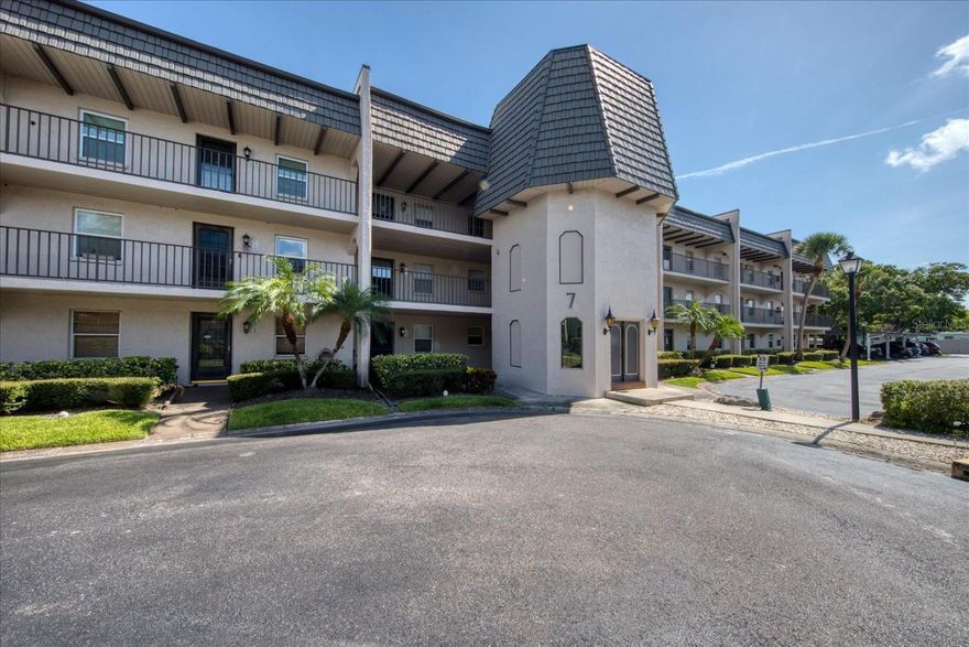 Fabulous rental in highly desirable Bardmoor community. One bedroom One bathroom in large spacious combined floor plan. You will enjoy a view of the crystal blue pool from your unit enclosed lanai.  Pool is heated geothermally so temperature is always right. Fully furnished with everything you need so just pack your bags and and come spend the winter months in Sunny Florida.
Minimum stay is 30 days and up to 3-4 months