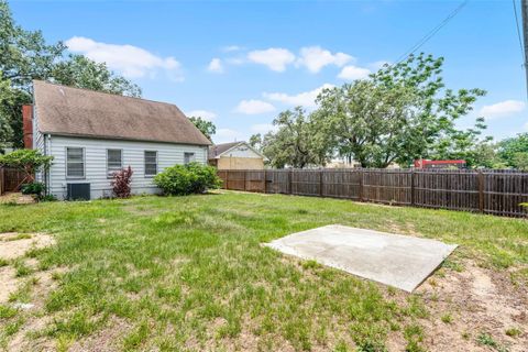 Tiny photo for 25 E Pinecrest Avenue, Eustis, FL 32726 (MLS # O6387464)