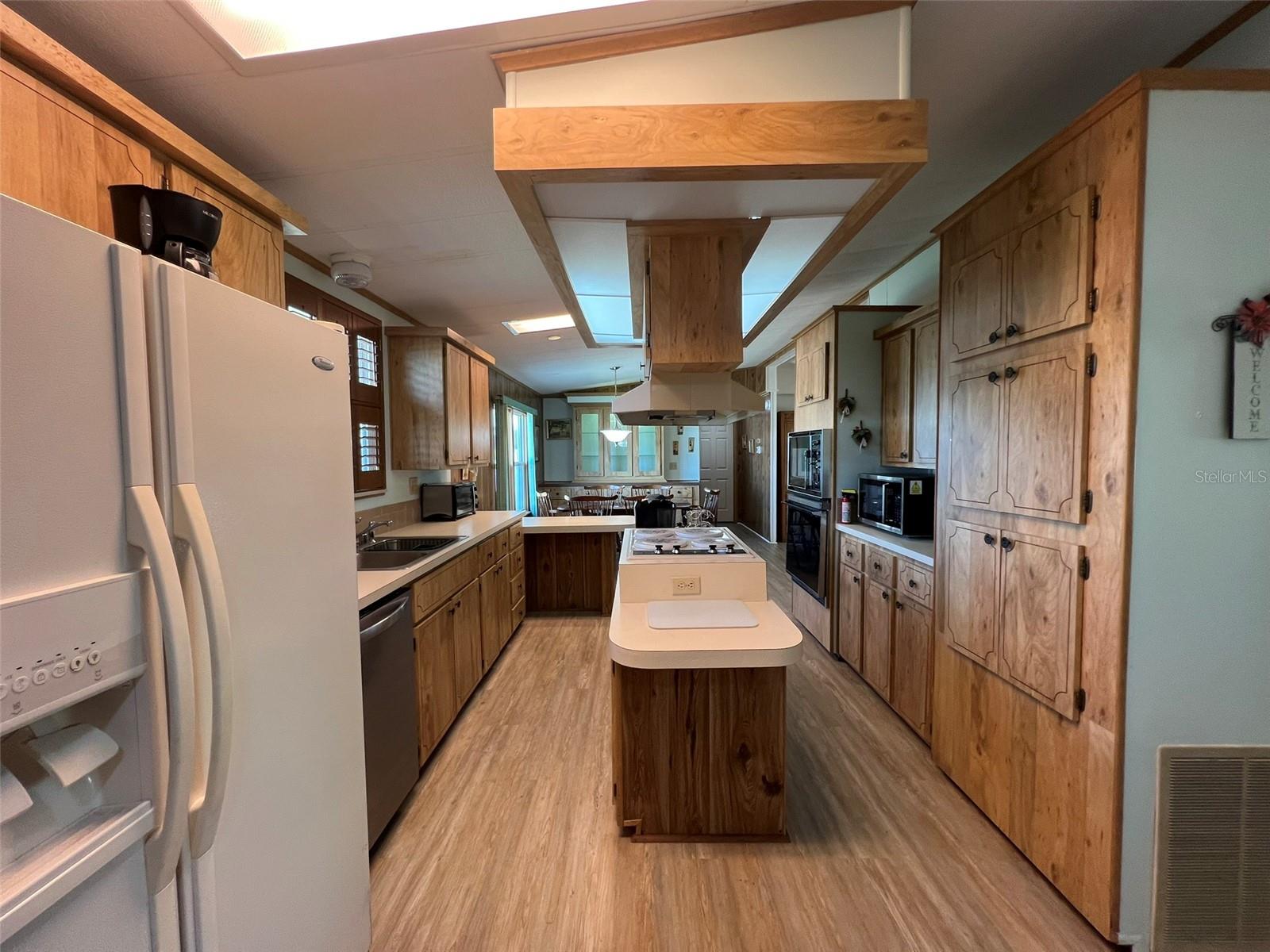 FLORAL LAKES - Residential