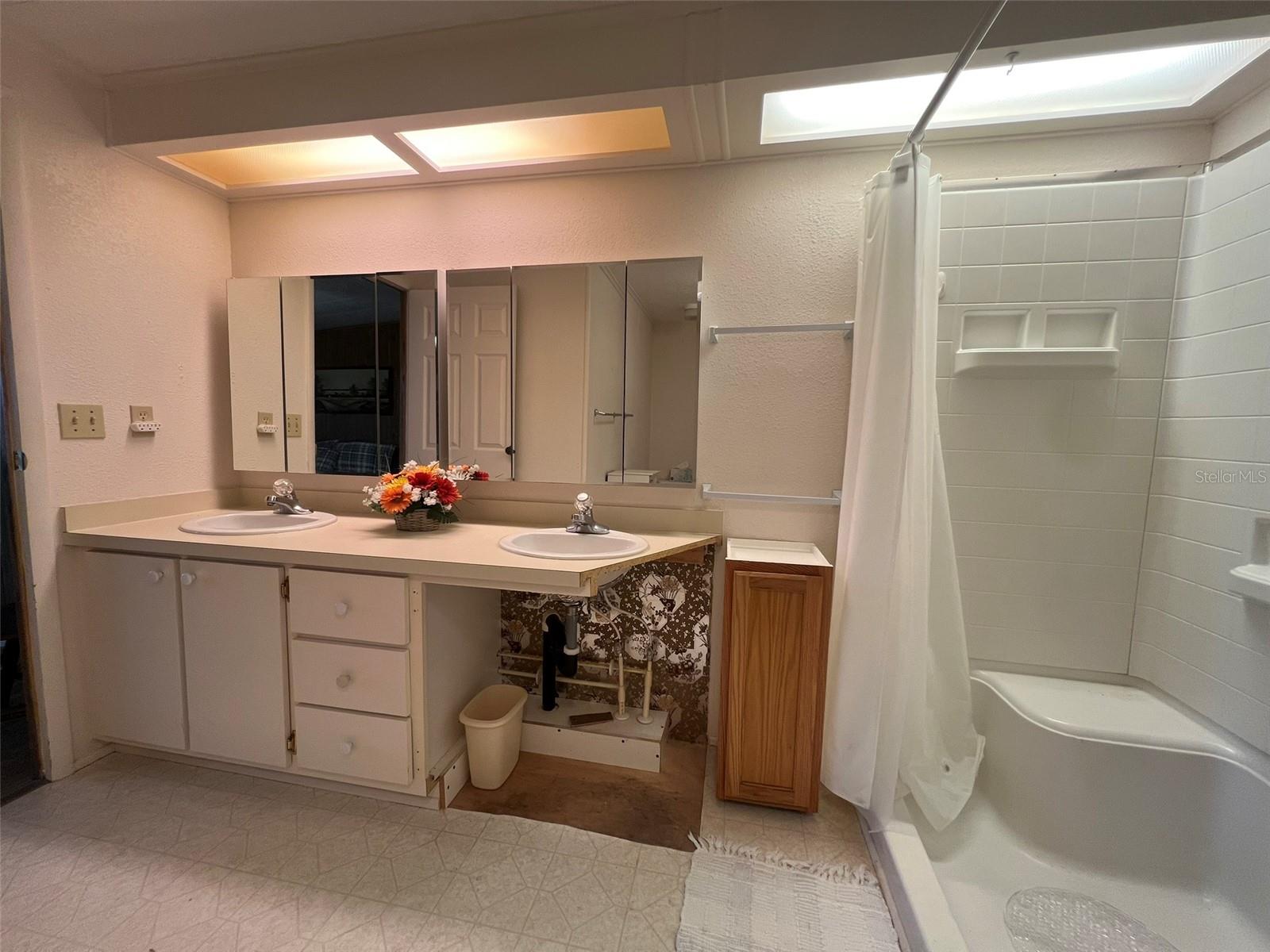 FLORAL LAKES - Residential