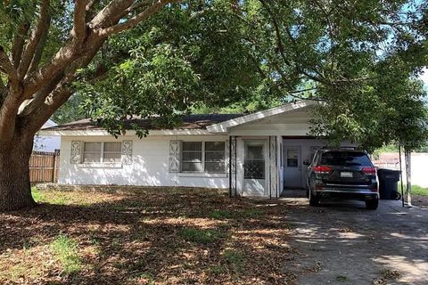 Photo of 145 Beverly Drive, Winter Haven, FL 33884 (MLS # L4963840)