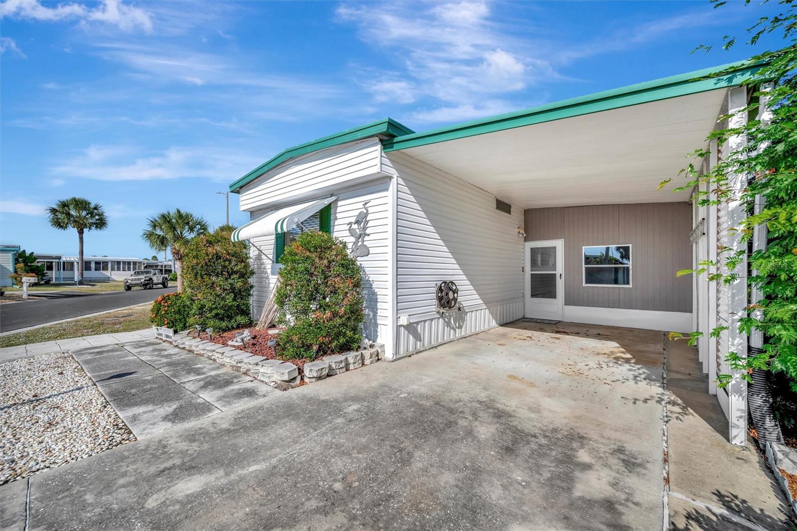 107 E SAINT JOHNS WAY